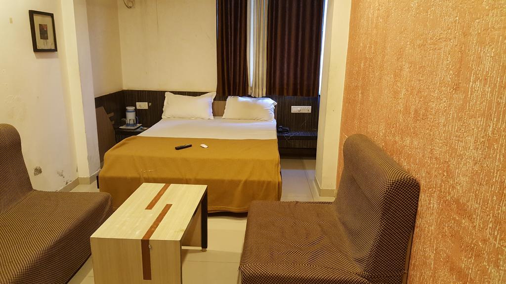 Hotel Relish Вадодара Экстерьер фото